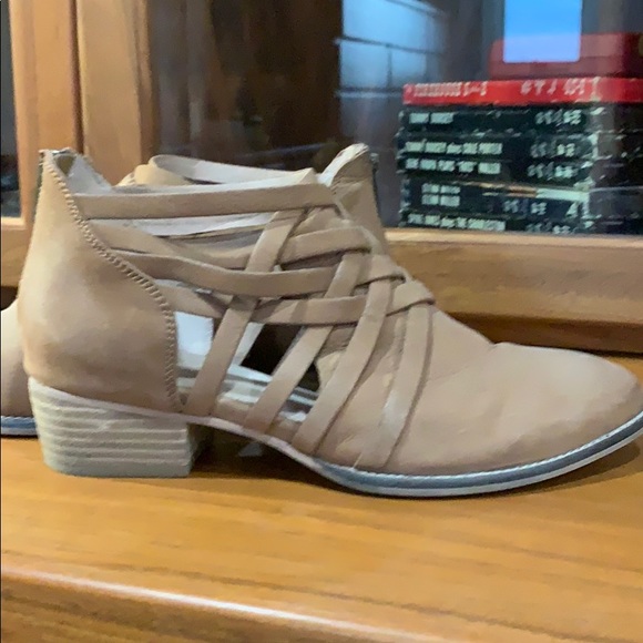 Seychelles booties. SOOOOOO cute! - Picture 1 of 10